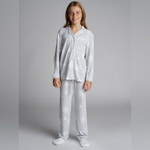 NIB Comfrt Kids Long Pajama Set in Light Gray Snowflake Print